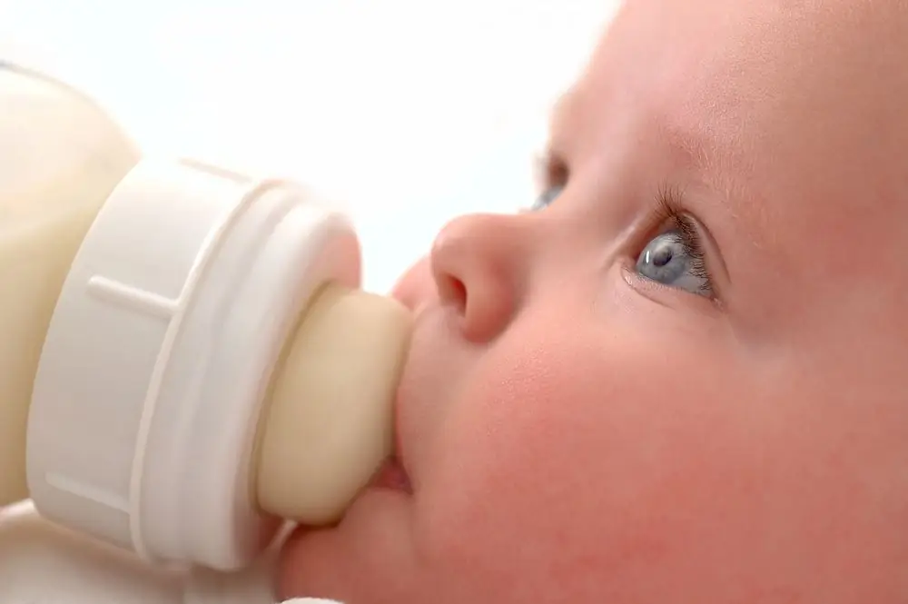 Quand peut-on donner du lait de chèvre à un bébé ?