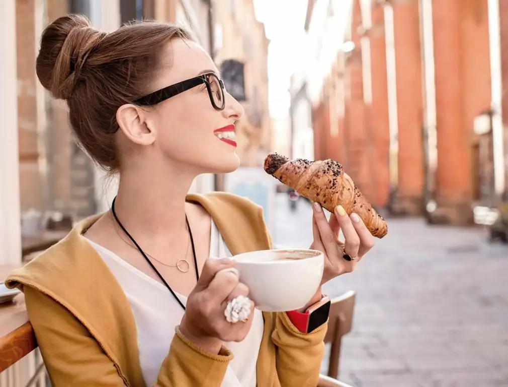 Porosit paraprakisht në kafenenë e saj të preferuar