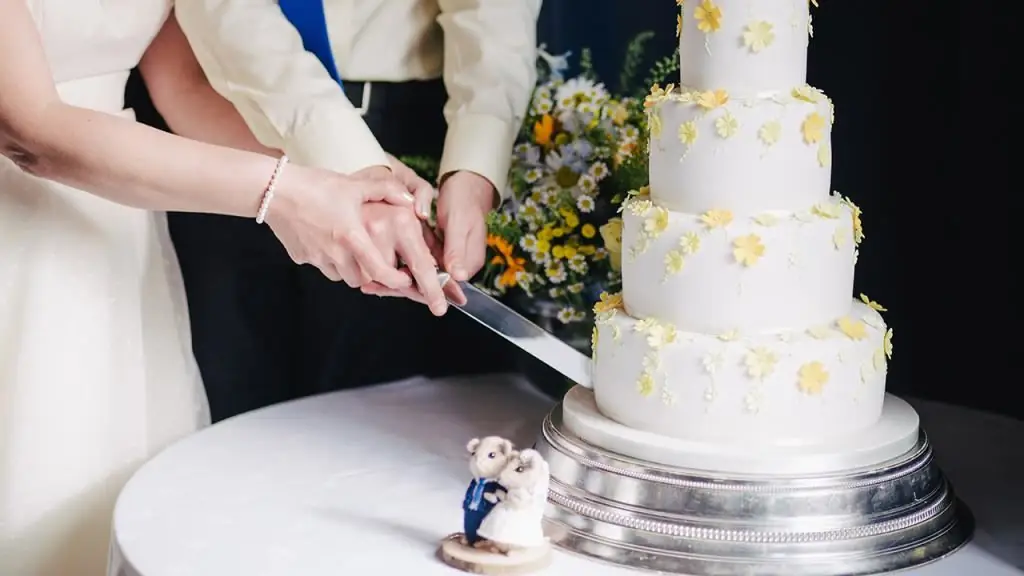 newlyweds cutting cake