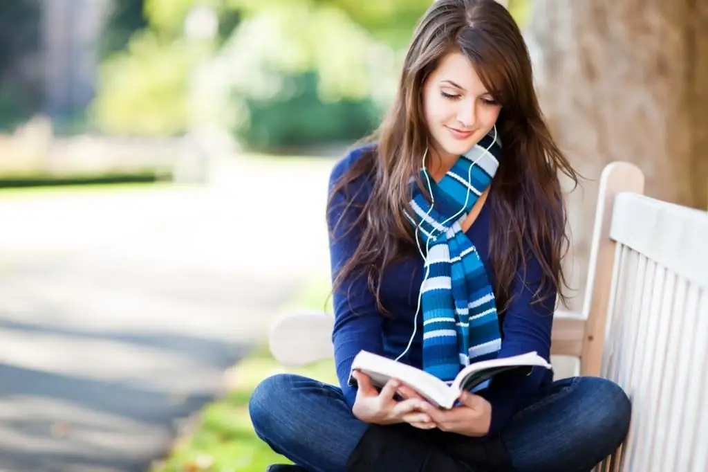 Mädchen, das ein Buch liest