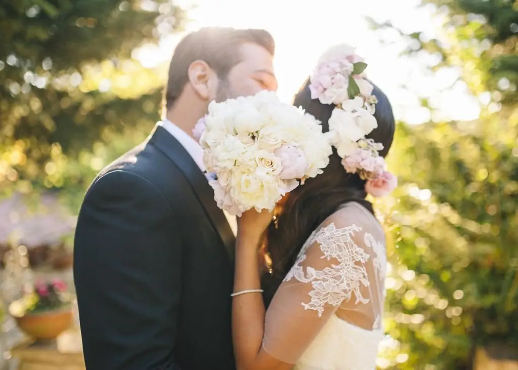 La mariée embrasse le marié