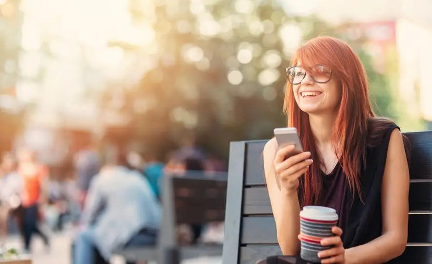 La ragazza sta chattando con il ragazzo