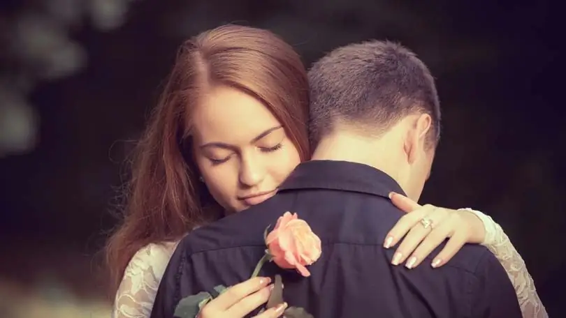 niña sosteniendo una rosa