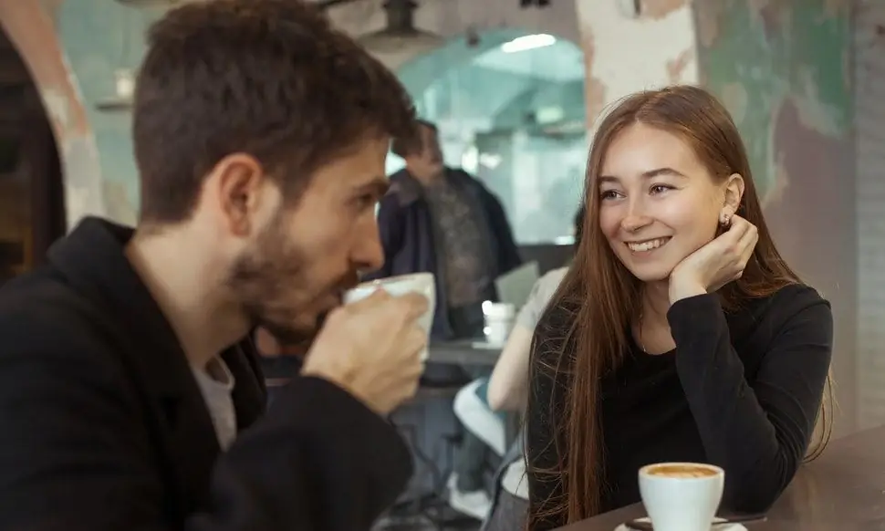 Jóvenes en un café