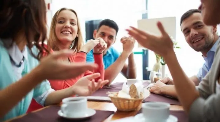 Conversazione in compagnia di persone che la pensano allo stesso modo