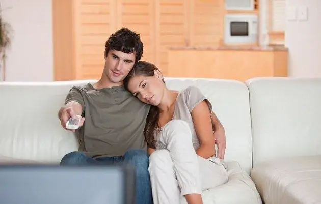 garçon et fille regardantfilm