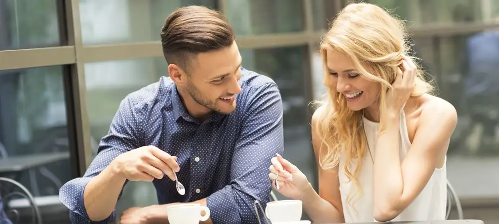 perempuan dan lelaki minum kopi