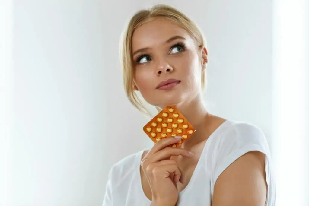 Frau mit Pillen