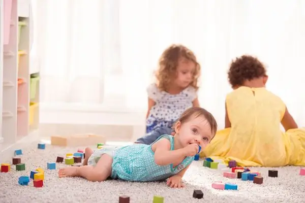 wat te doen als een kind een plastic onderdeel inslikt?