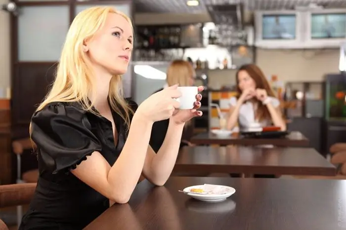 fille qui boit du café