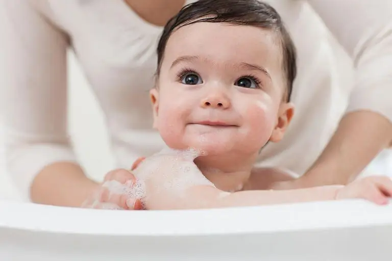 bebê tomando banho