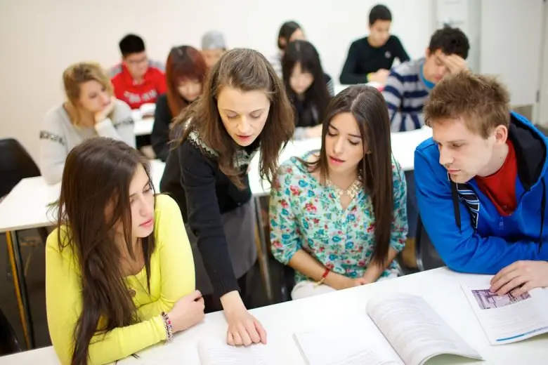 Les adolescents discutent de la tâche