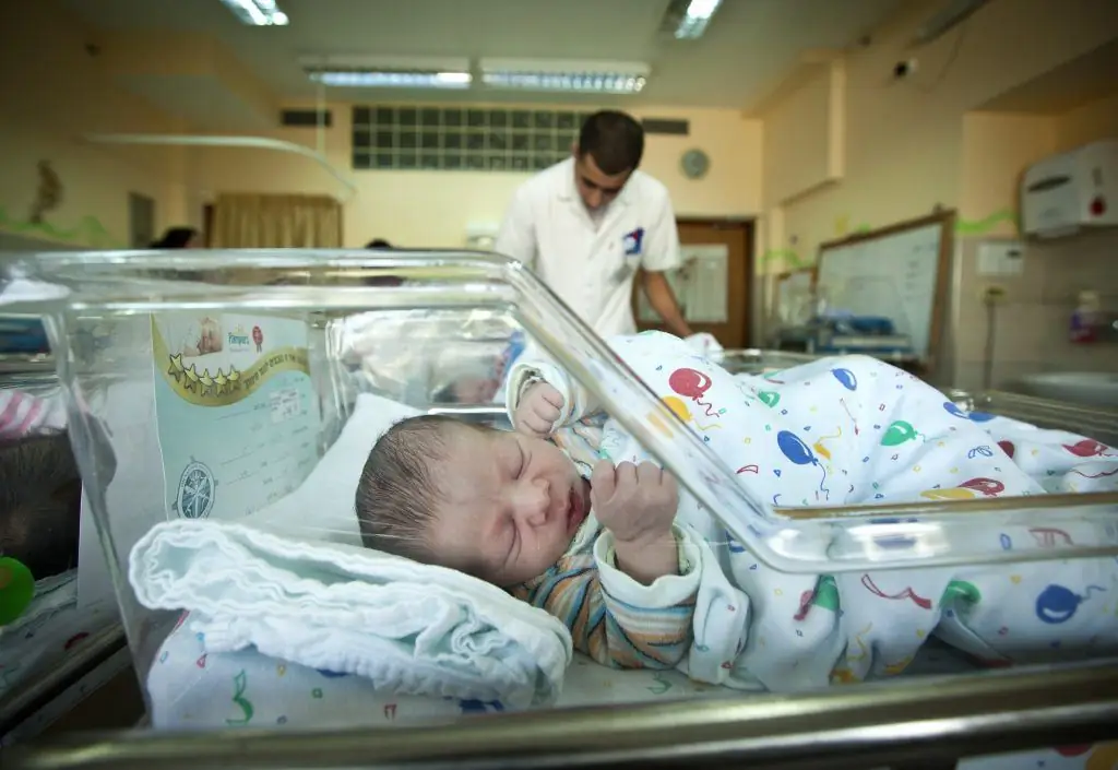 Moderne apparatuur ondersteunt de gezondheid van een vrouw en een kind tijdens de bevalling in Israël