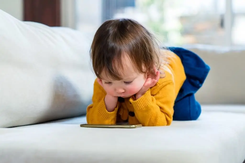 kid with smartphone