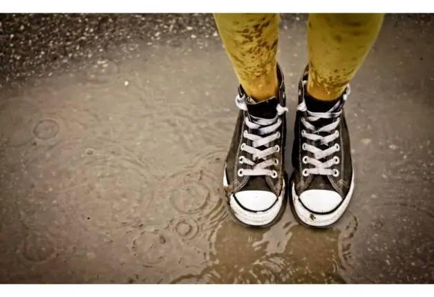 Zapatillas en un charco