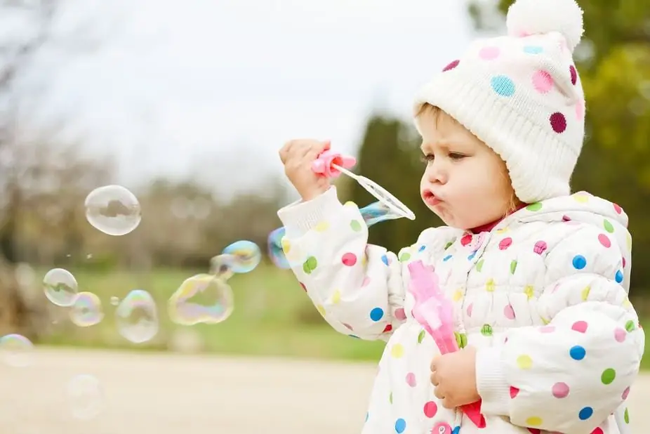 bambino con bolle di sapone