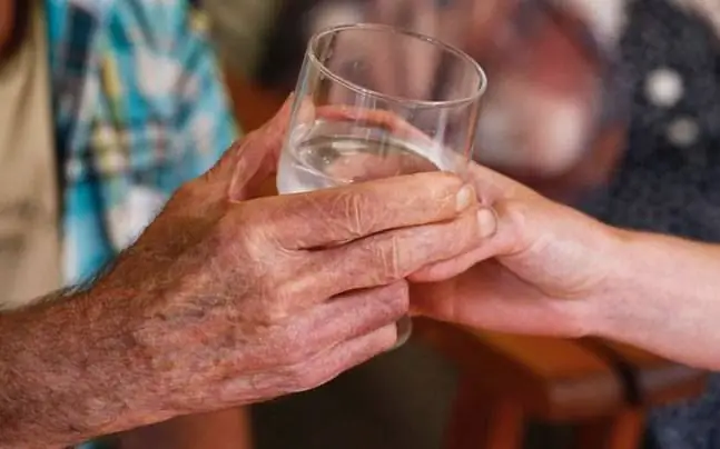 Serve a mug of water in old age