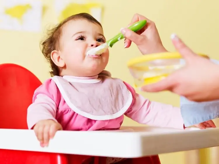 Puré per a nadons a partir de 4 mesos: valoració, composicions, com alimentar un nadó, ressenyes