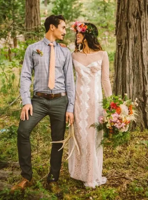 Matrimonio in stile Boho. Originale abito da sposa in stile boho per la sposa