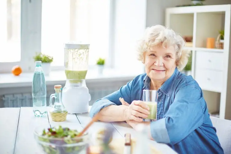 donna anziana con un bicchiere di succo