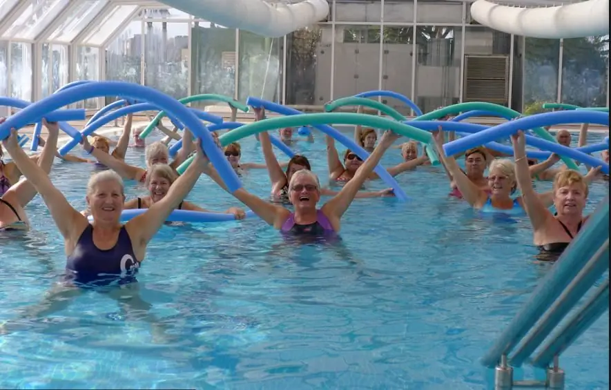 Pensionista na piscina