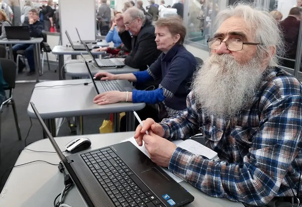 Jubilado en cursos de computación