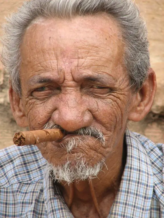 Vieil homme avec une cigarette