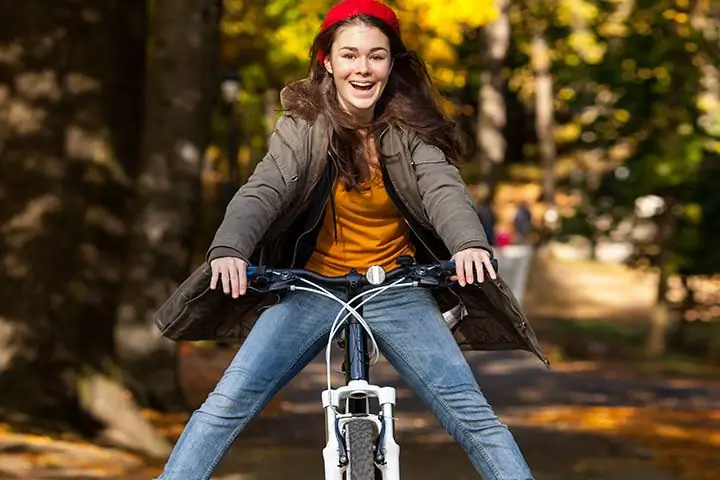 Mädchen auf einem Fahrrad