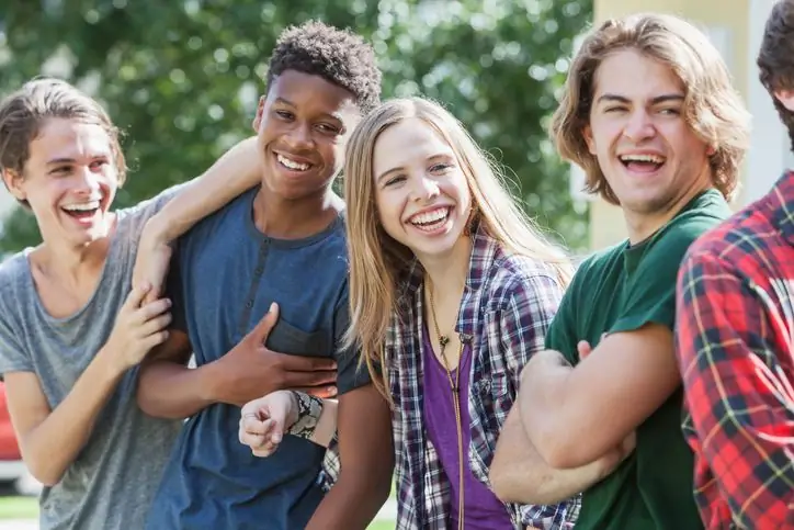 Adolescents en promenade