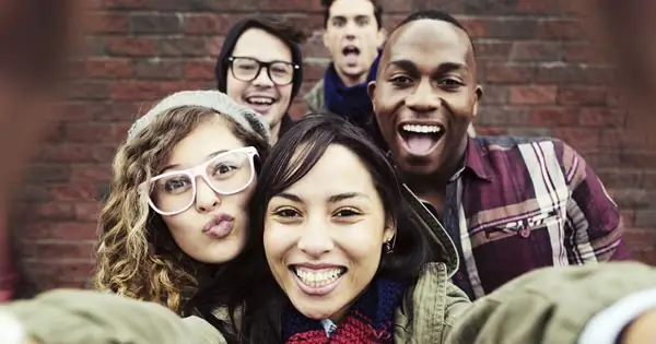 Los adolescentes toman un selfie