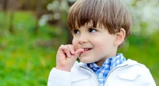 enfant qui se ronge les ongles