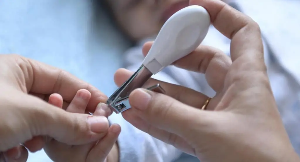 enfant qui se ronge les ongles