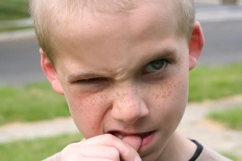 enfant qui se ronge les ongles