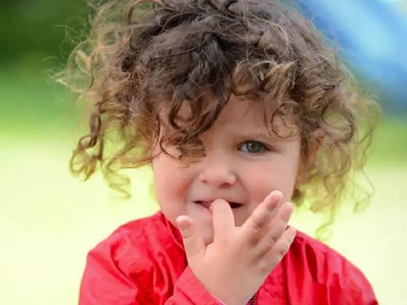 enfant qui se ronge les ongles