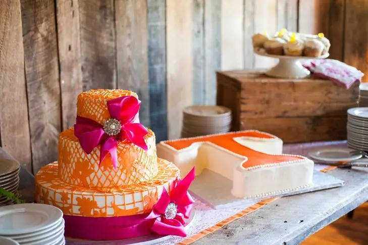 Gâteau de mariage fuchsia