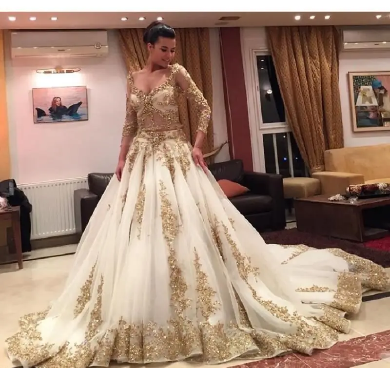 Vestido de novia con bordado dorado