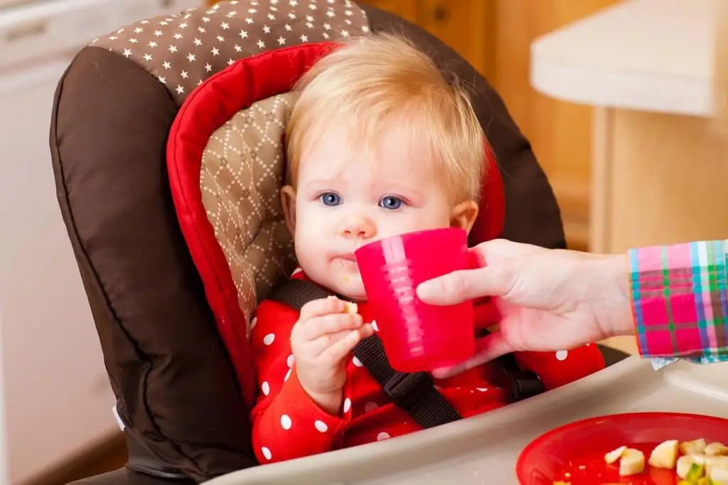 L'enfant se voit offrir un verre