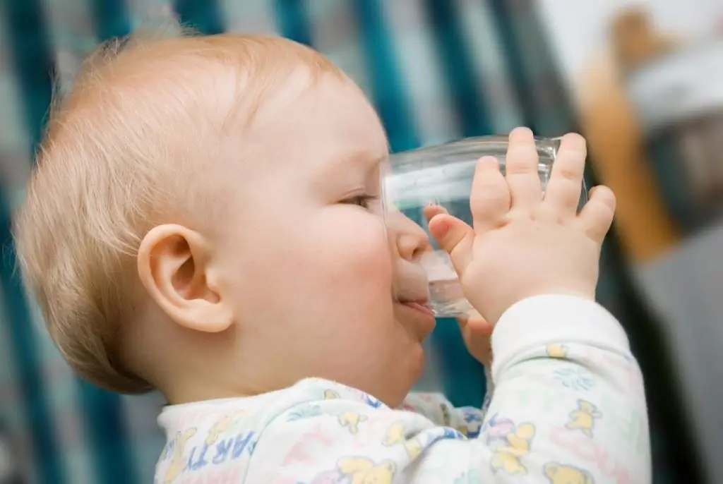 Child drinks jelly