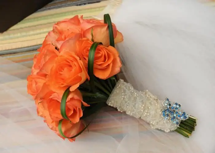 Hochzeit im orangefarbenen Stil