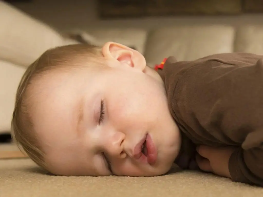 Un enfant se retourne sur le ventre pendant son sommeil : causes, normes de développement, conseils des médecins et des parents