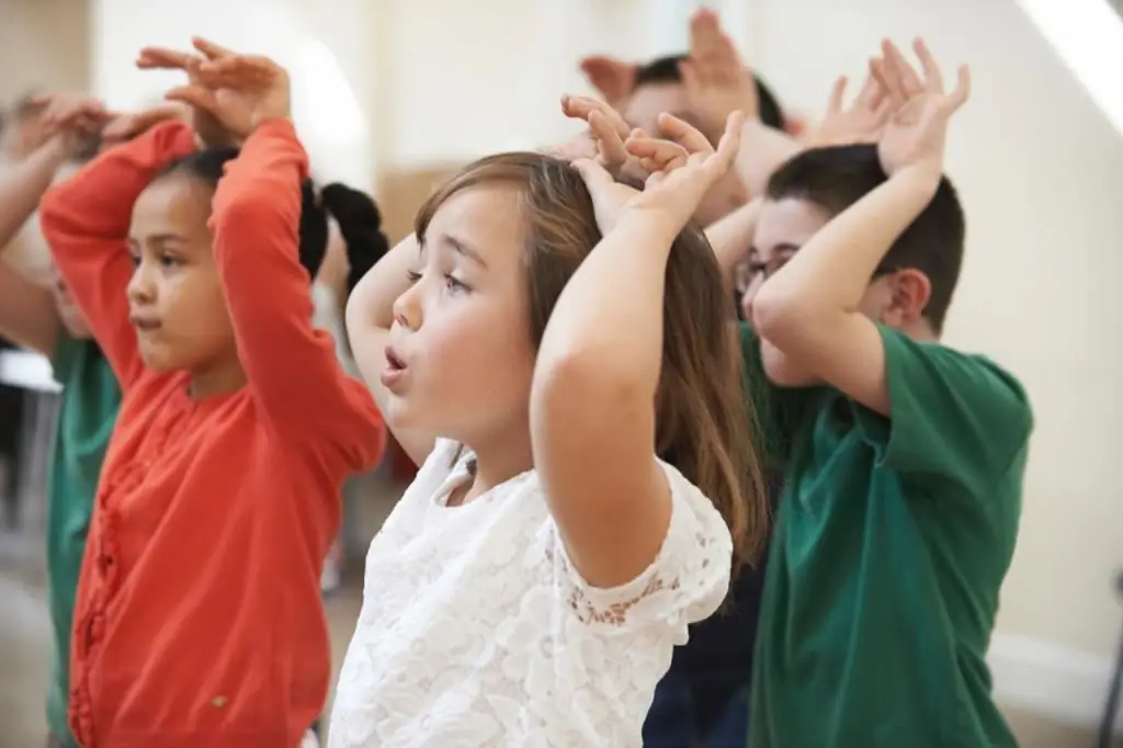 Gimnasia de dedos para el grupo mayor: tipos, nombres, objetivos, tareas, reglas y técnicas para hacer ejercicios para niños