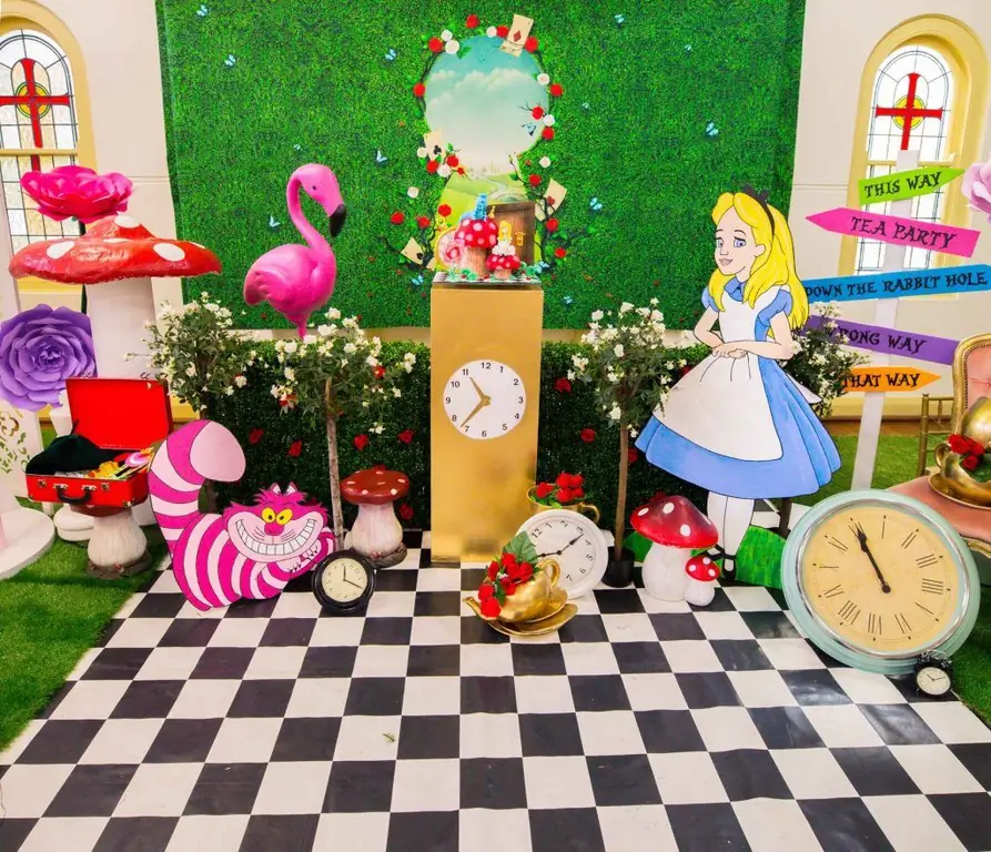 Festa Alice nel Paese delle Meraviglie: decorazione della stanza, concorsi e costumi