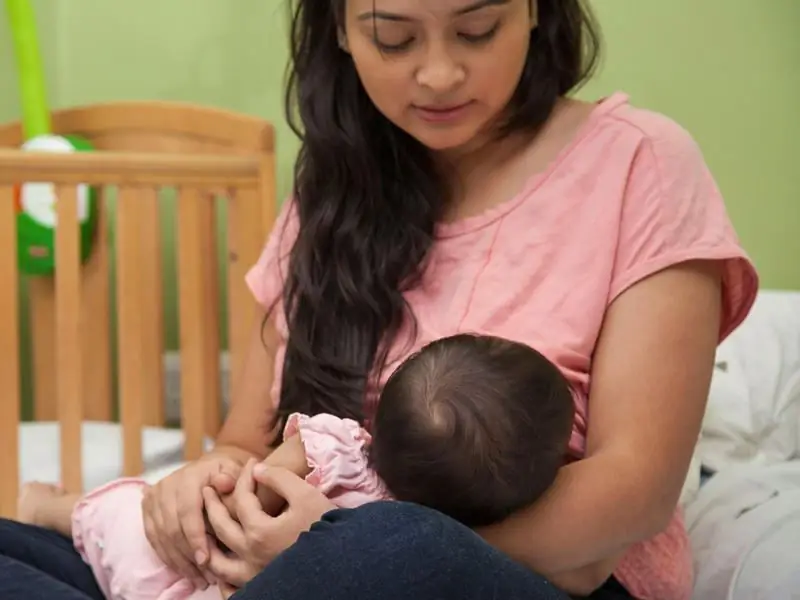 Hoe vaak moet de ontlasting van een pasgeboren baby zijn?