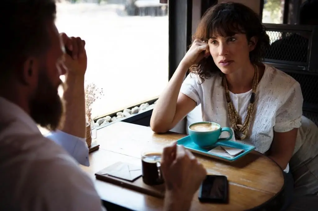 Le mari s'assoit sur des sites de rencontres : que faire, comment réagir, rechercher des raisons, des conseils et des recommandations de psychologues familiaux