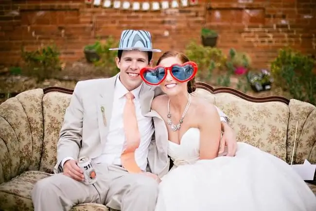 Photozone für eine Hochzeit mit Ihren eigenen Händen. Hochzeitsfotozone mit Blumen und Luftballons