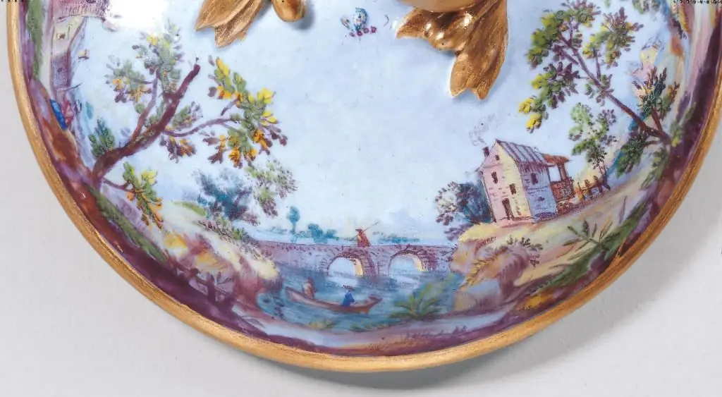 Fragmento de plato pintado, porcelana francesa