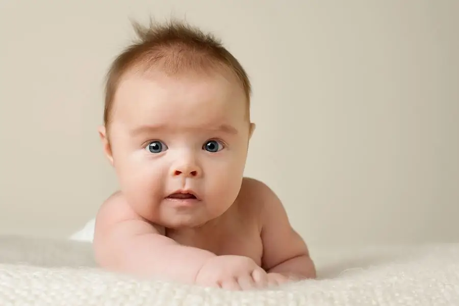 Quando un bambino inizia a tenersi la testa da solo?