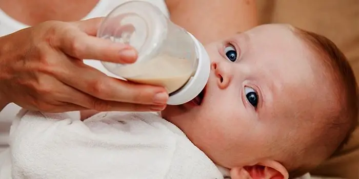 Memberi makan bayi berumur sebulan