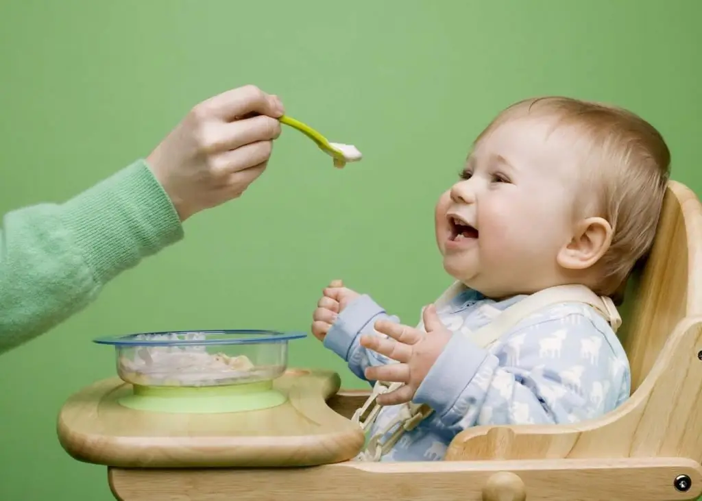 bébé nourri à la cuillère