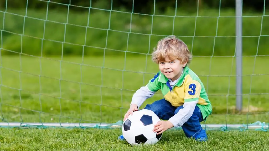 menino com uma bola